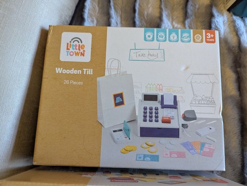 Aldi little town - aldi,